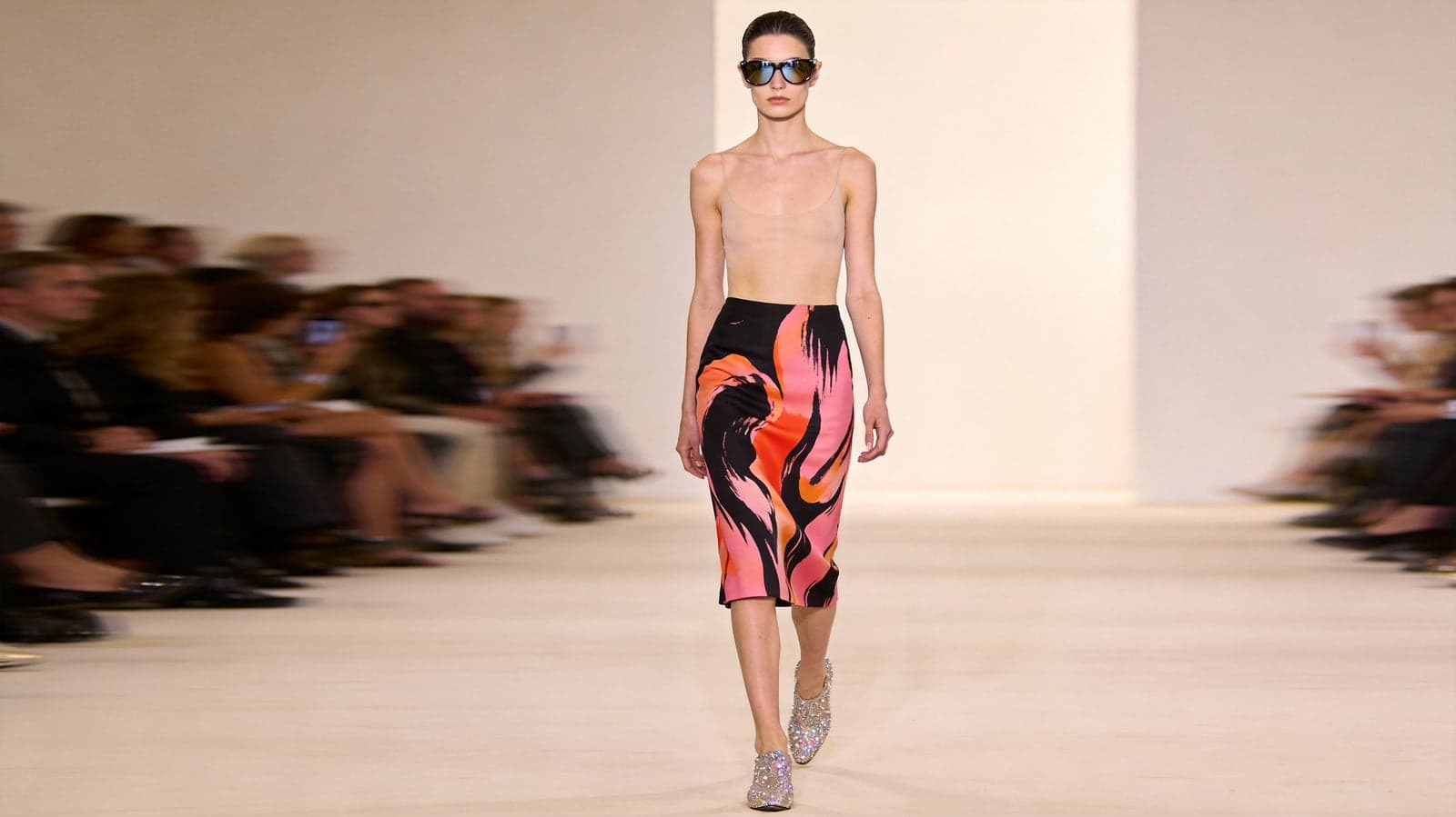 Prada в Милане: узкие топы, юбки и ставка на легкость
